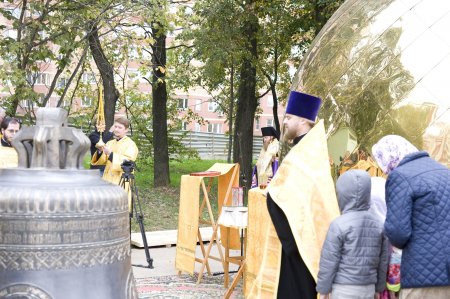 12 сентября 2015 года в храме Преображения Господня поселка Коммунарка была проведен чин освящения куполов и крестов строящегося храма.