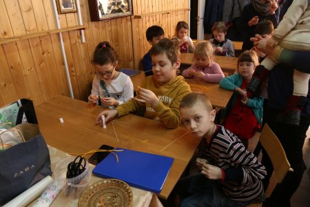 Ученики воскресной школы готовятся к празднику Масленицы.