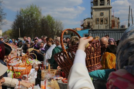 Богослужение и освящение пасхальных яств в Великую субботу (30 апреля 2016 года)